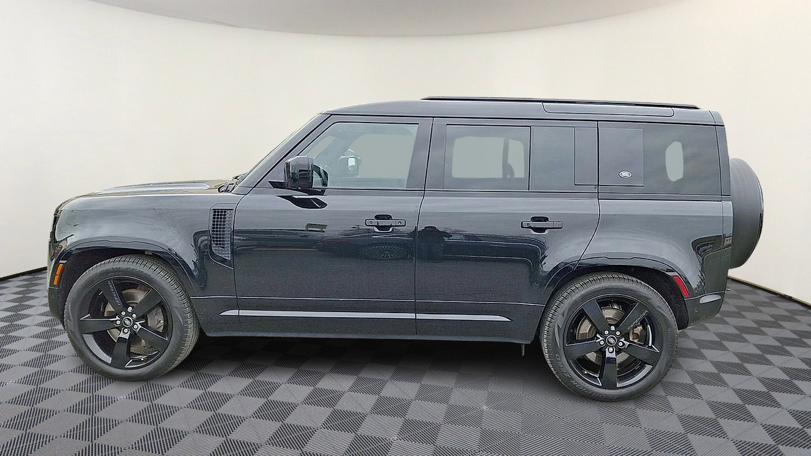 Certified 2023 Land Rover Defender 110 X-Dynamic SE image 5