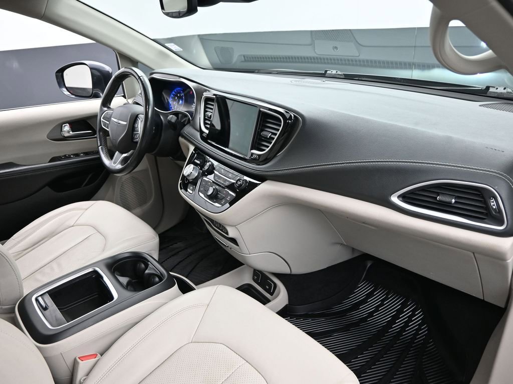 Used 2021 Chrysler Pacifica Touring-L image 29