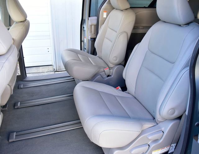 Used 2020 Toyota Sienna XLE w/ XLE Navigation Package image 17