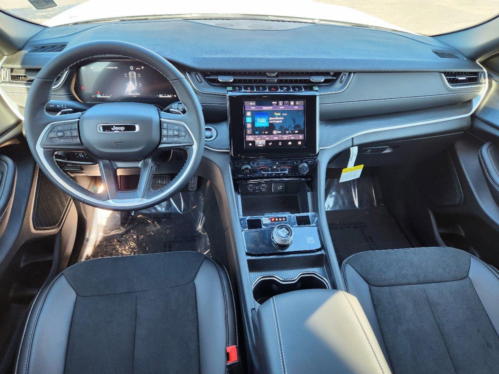 New 2025 Jeep Grand Cherokee Altitude image 15