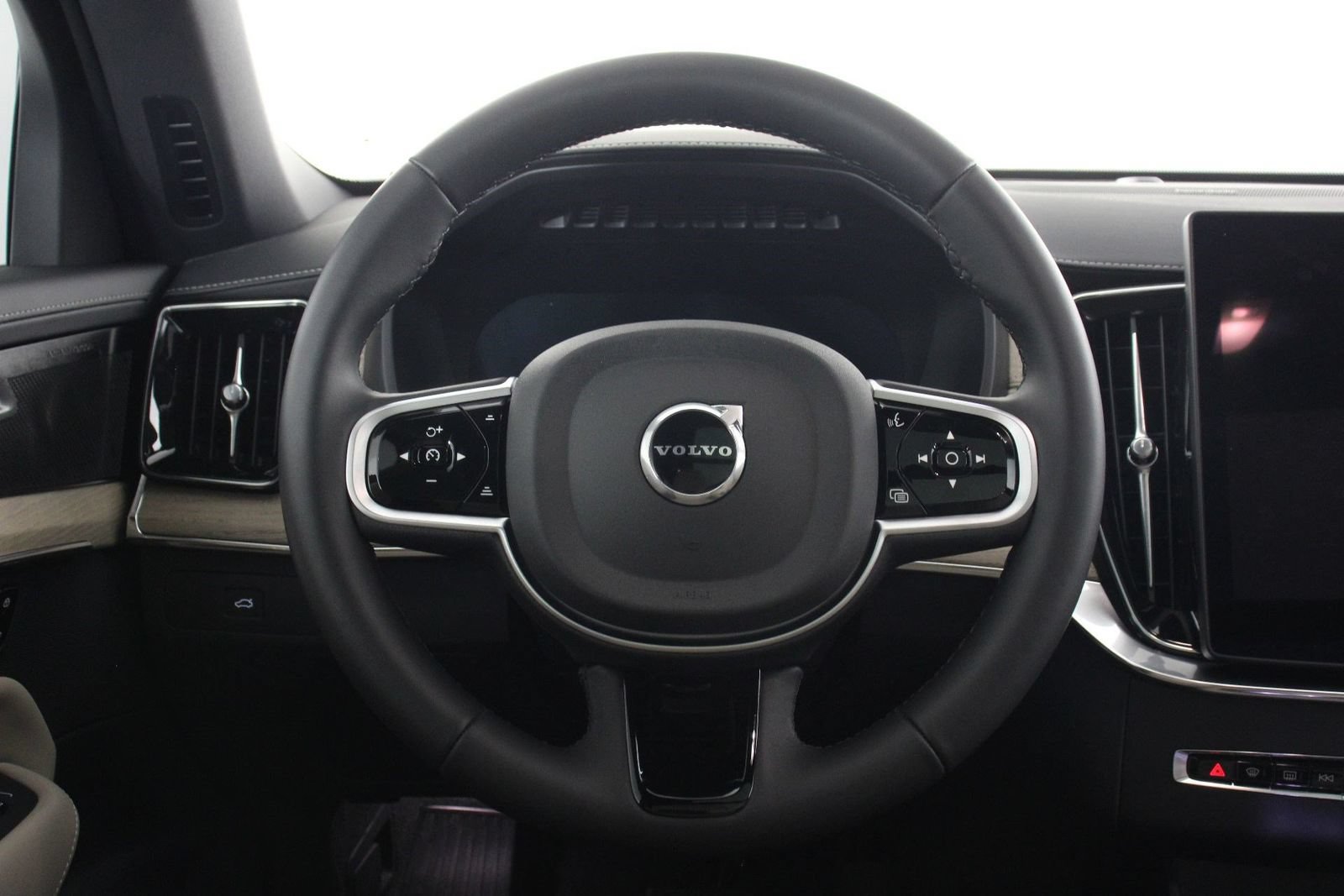 Certified 2026 Volvo XC90 B6 Plus w/ Protection Package Premier AWD/4WD image 8