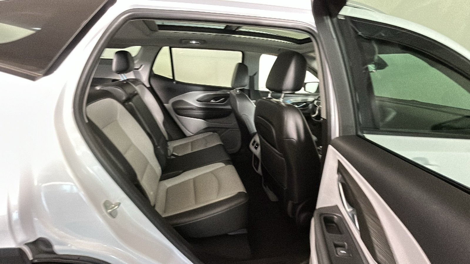 Used 2023 GMC Terrain SLT AWD/4WD image 36