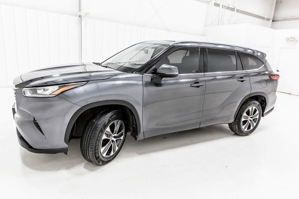 Used 2020 Toyota Highlander XLE FWD image 3