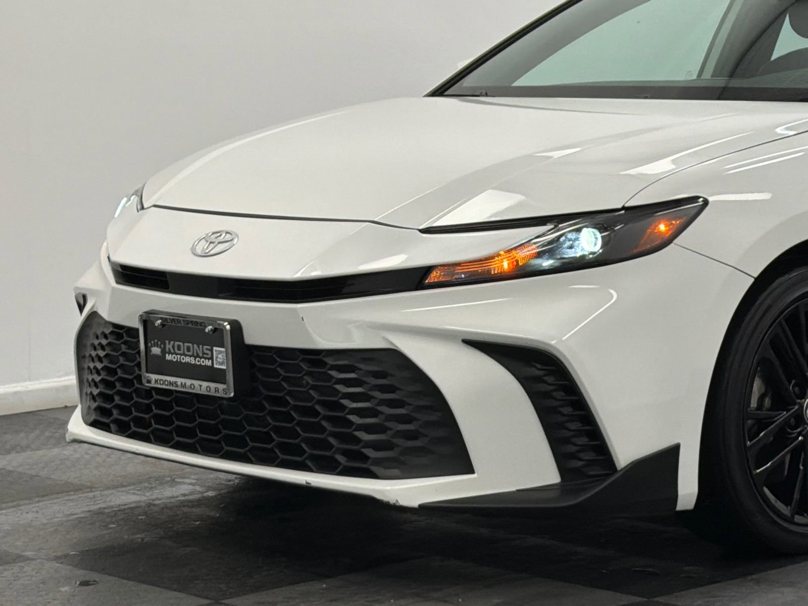 Used 2025 Toyota Camry SE image 2