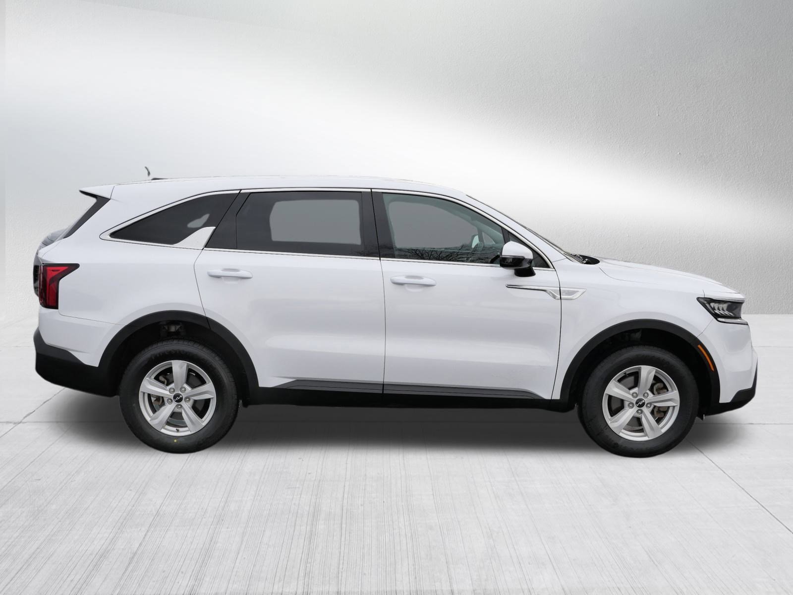 Used 2023 Kia Sorento LX image 8