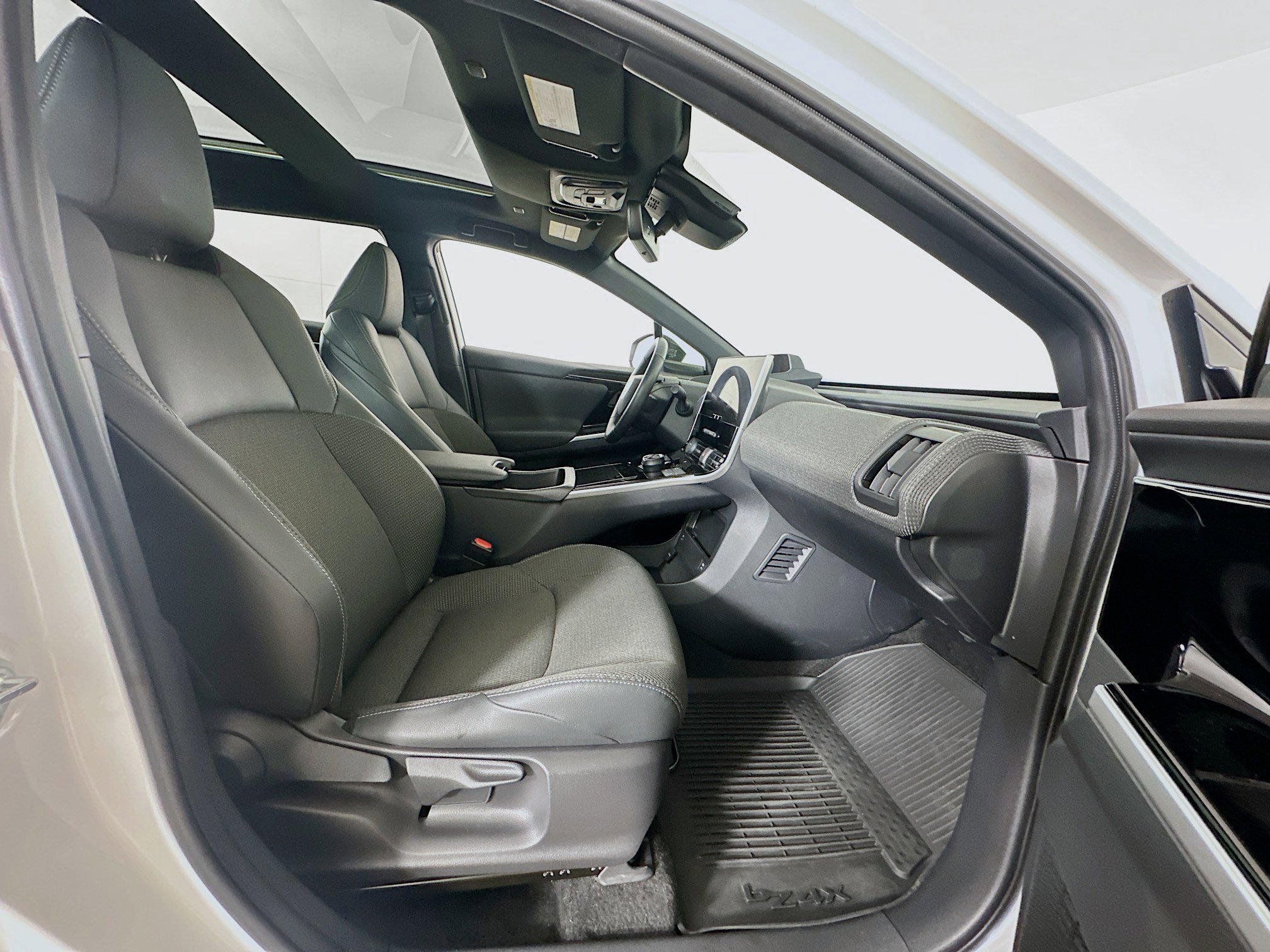 Used 2023 Toyota bZ4X XLE w/ Weather Package FWD image 31