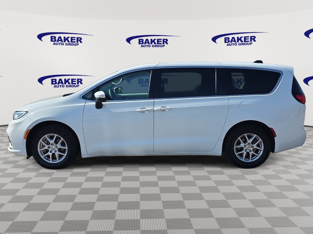 Used 2023 Chrysler Pacifica Touring-L FWD image 9