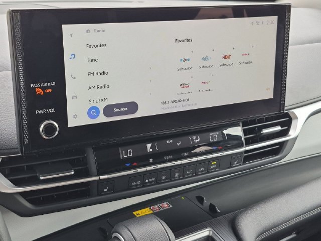 Used 2025 Toyota Sienna XLE FWD image 21