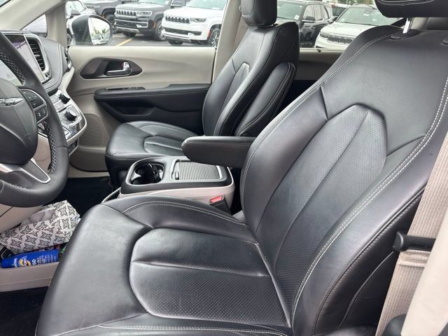 Used 2023 Chrysler Pacifica Touring-L FWD image 10