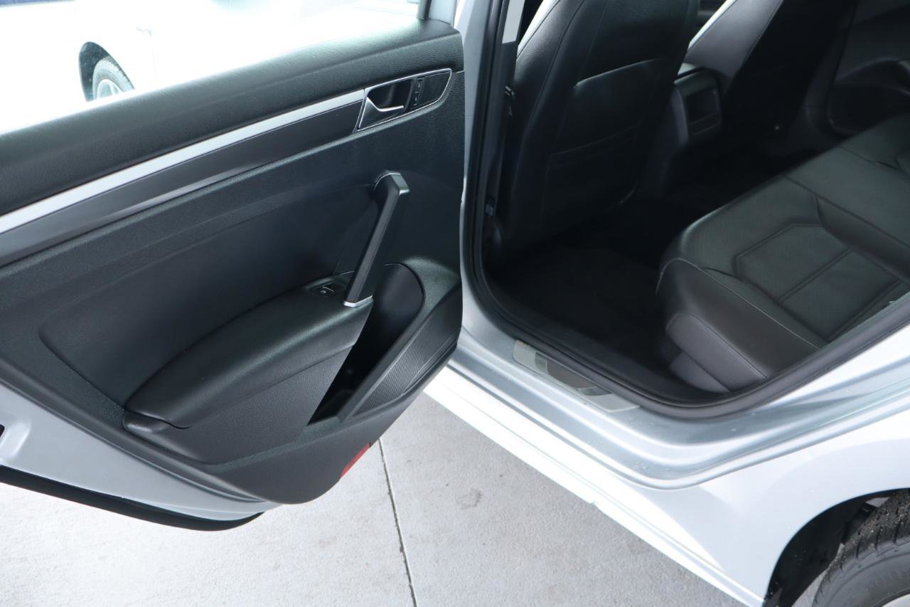 Used 2017 Volkswagen Passat 1.8T R-Line image 30