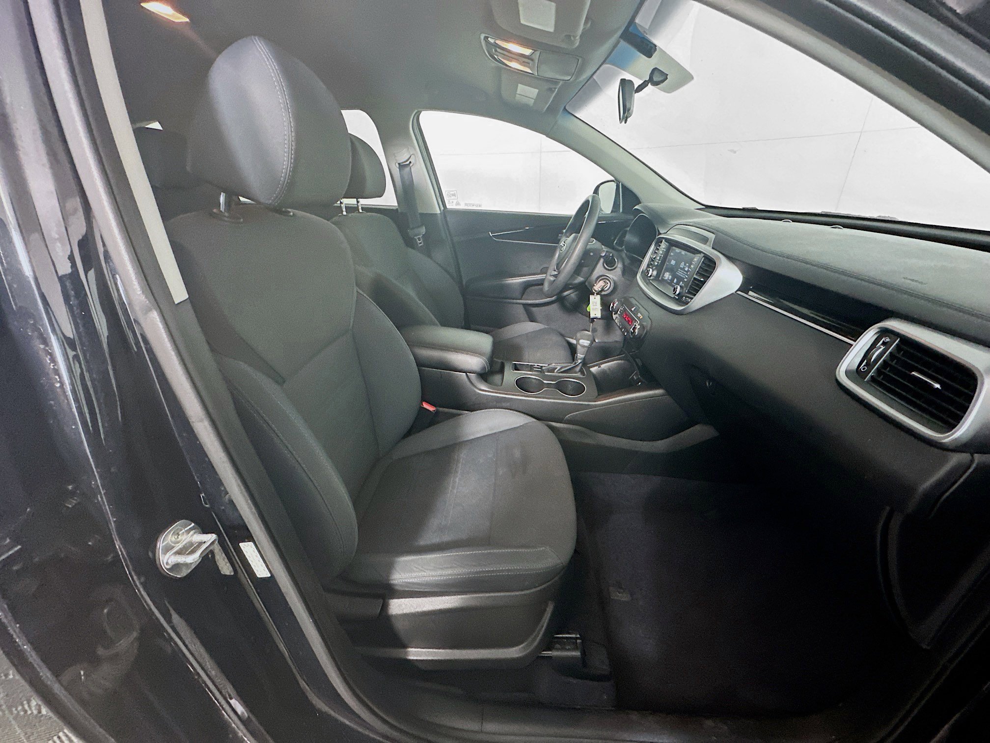 Used 2019 Kia Sorento LX image 32