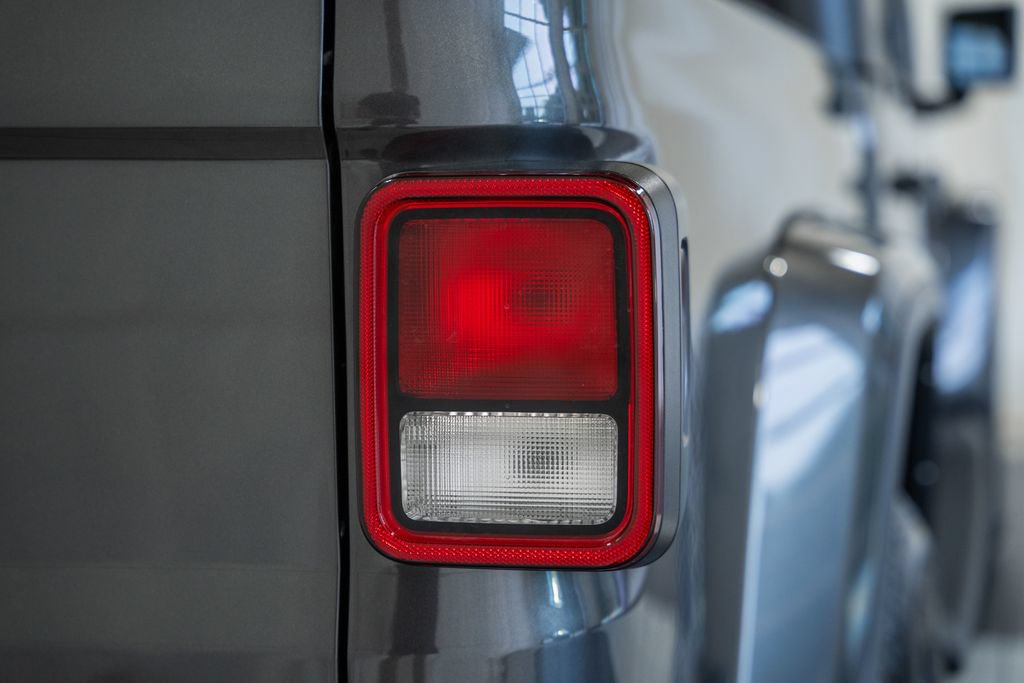 Certified 2022 Jeep Gladiator Sport AWD/4WD image 6