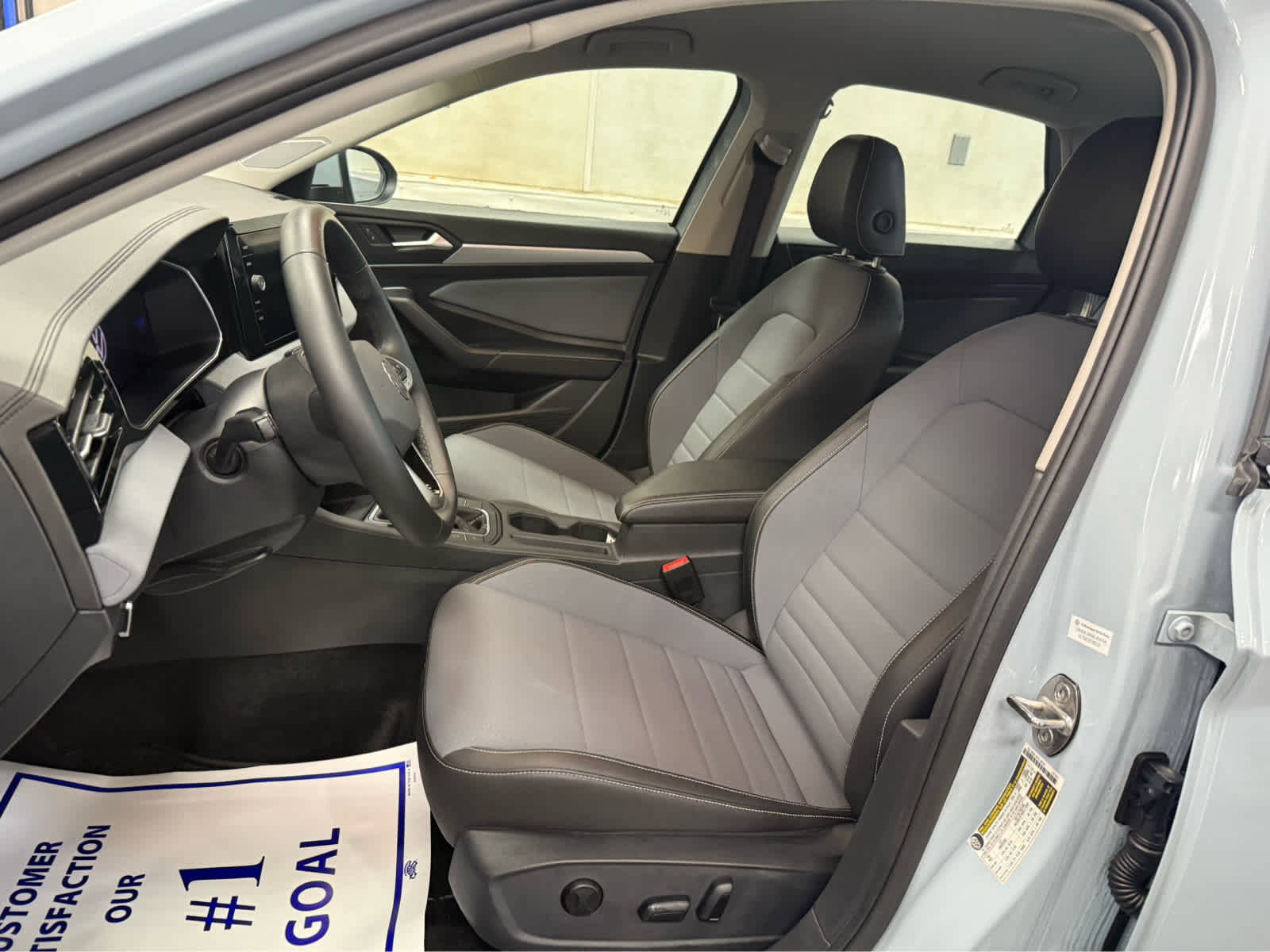 Used 2025 Volkswagen Jetta SE image 9