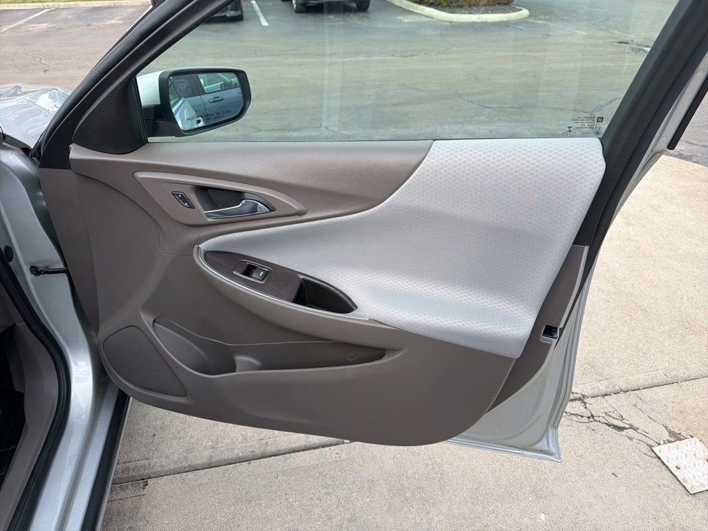 Used 2017 Chevrolet Malibu LT image 31