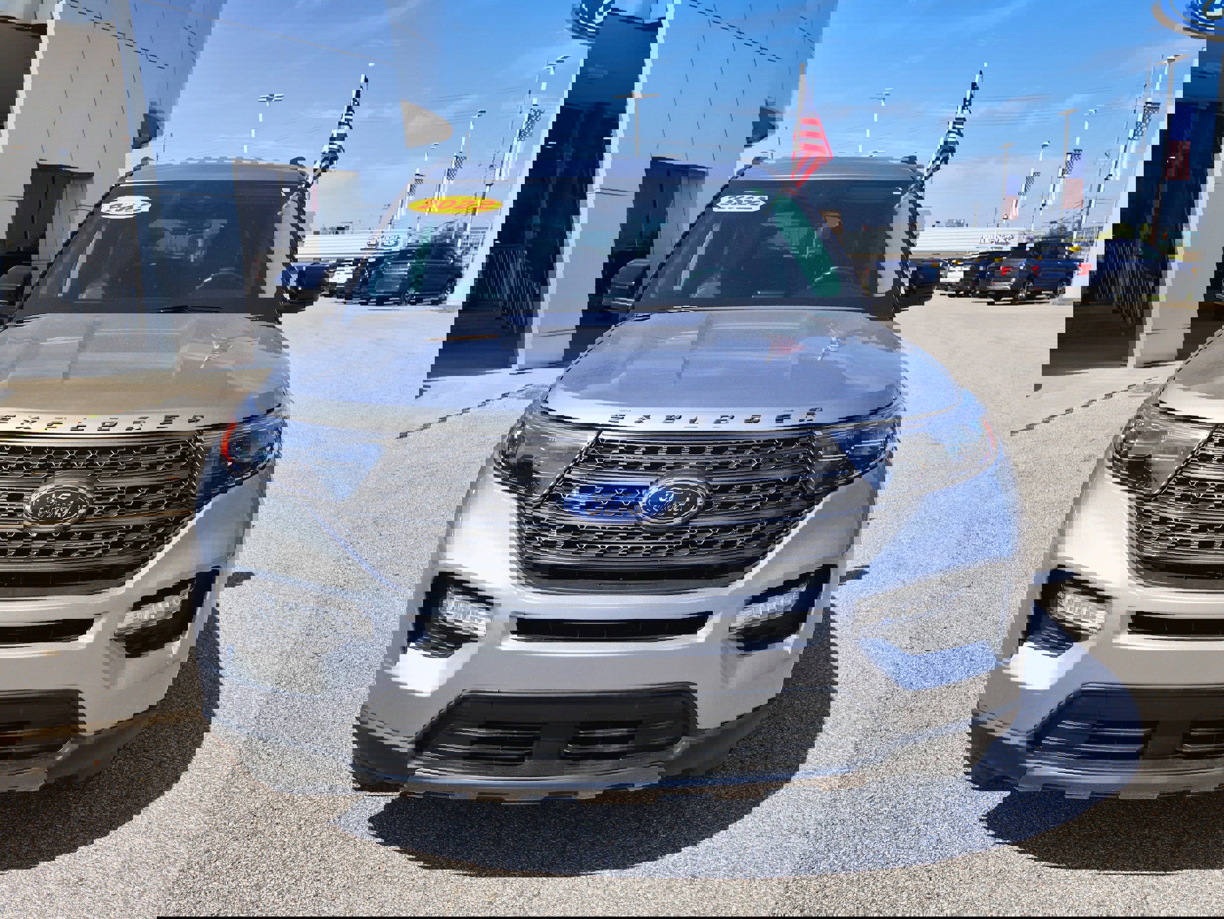 Used 2022 Ford Explorer XLT w/ Equipment Group 202A image 8