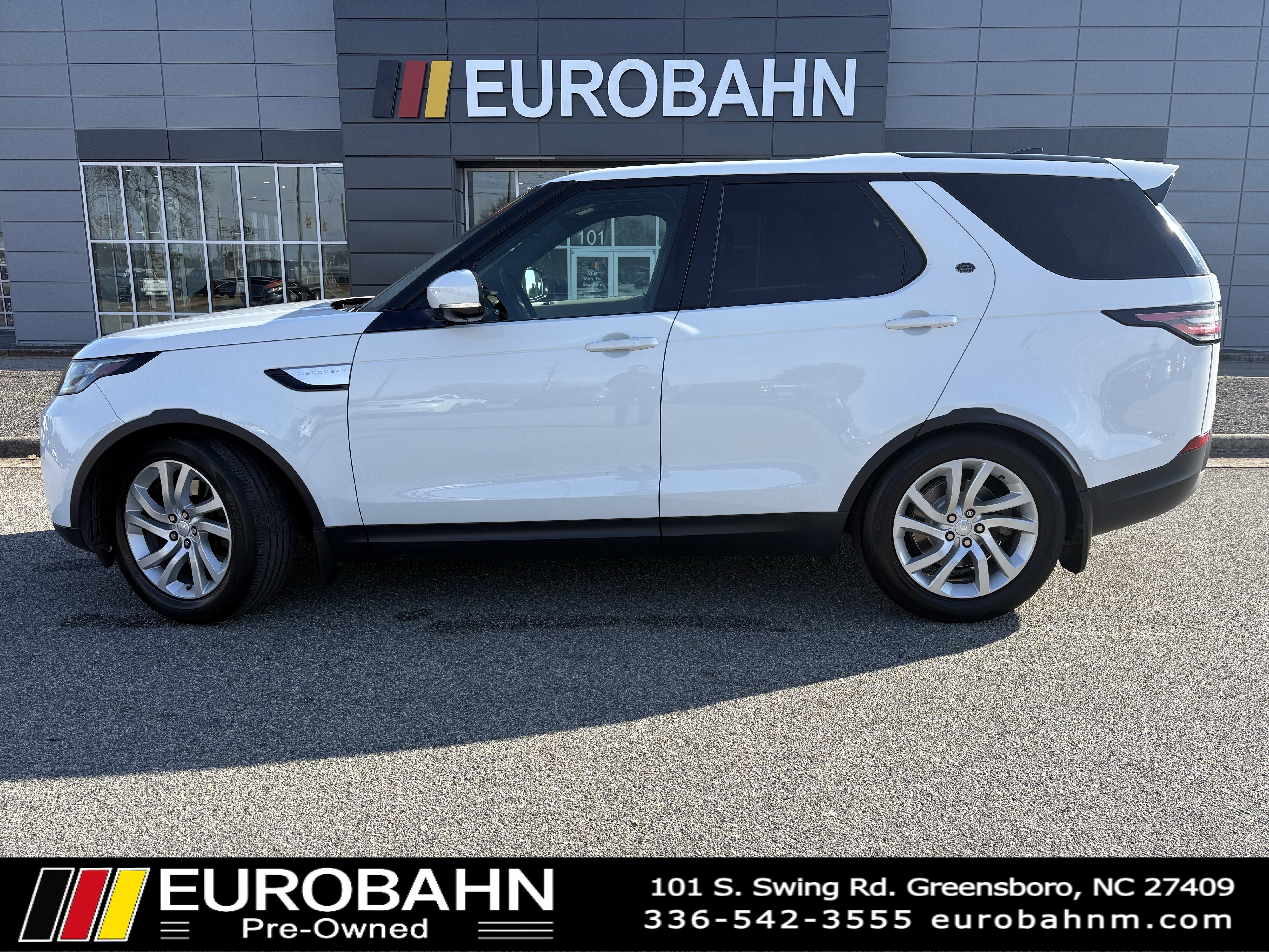 Used 2017 Land Rover Discovery HSE image 2