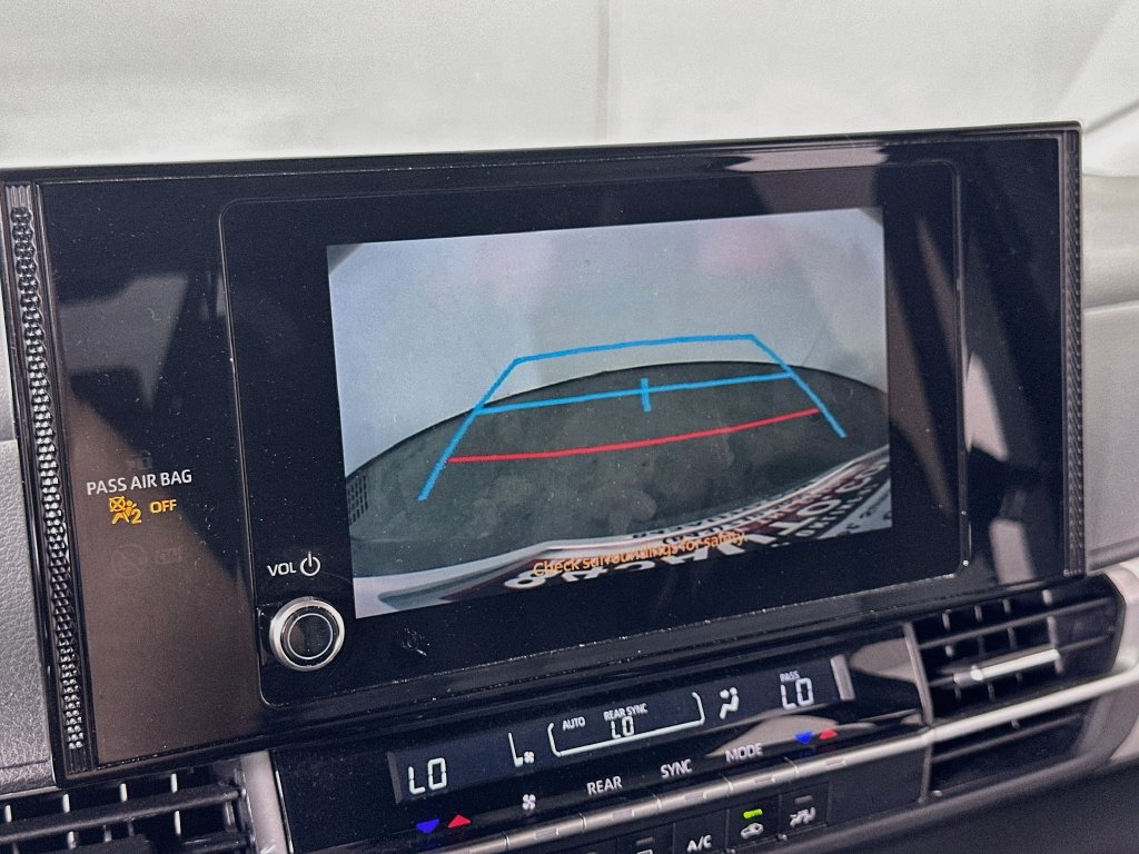 Used 2025 Toyota Sienna LE FWD image 11