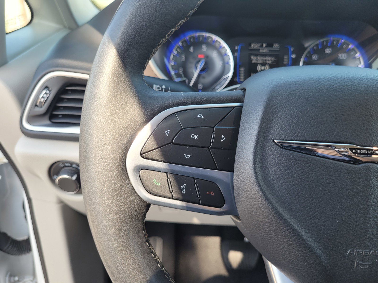 Used 2023 Chrysler Voyager LX image 22