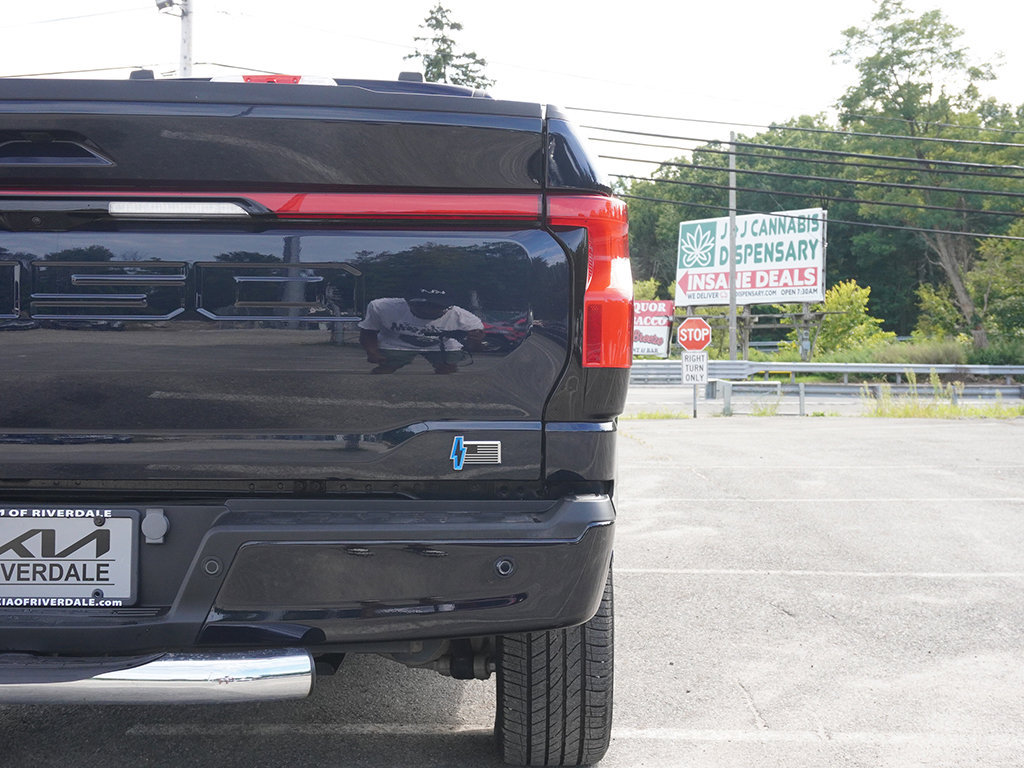 Used 2023 Ford F150 Lightning Platinum AWD/4WD image 19