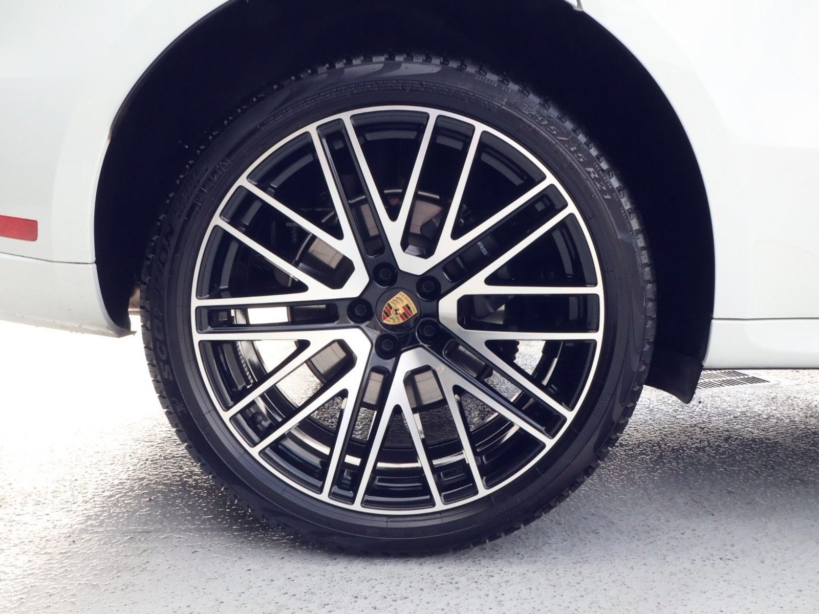 Certified 2025 Porsche Macan AWD/4WD image 27