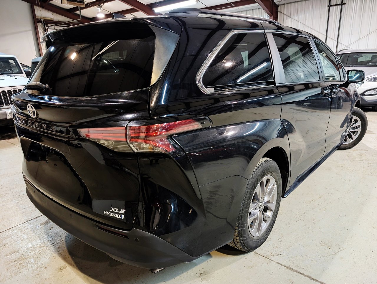 Used 2021 Toyota Sienna XLE w/ XLE Plus Package FWD image 9