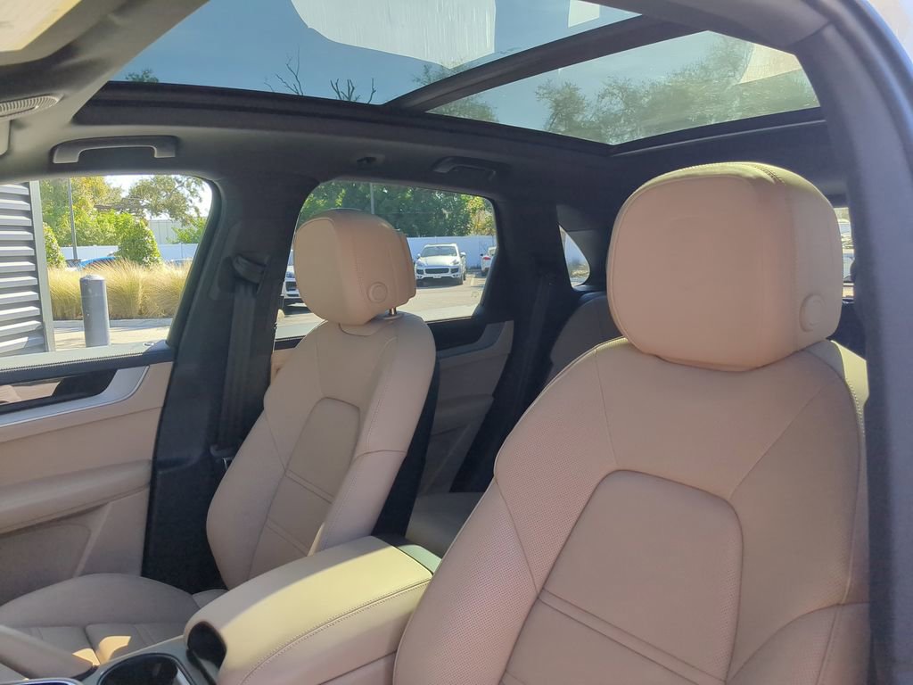 Certified 2025 Porsche Cayenne image 5