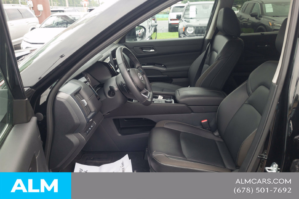 Used 2025 Nissan Pathfinder SL AWD/4WD image 17