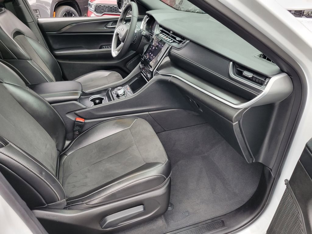 Used 2024 Jeep Grand Cherokee L Altitude RWD image 18