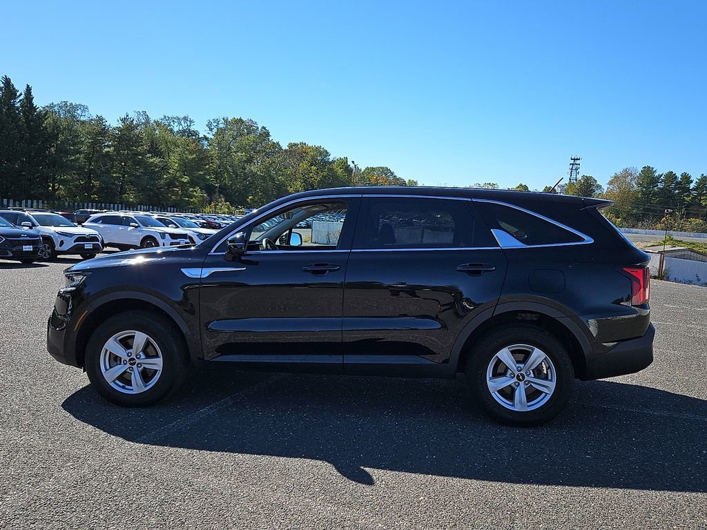 Used 2022 Kia Sorento LX image 4