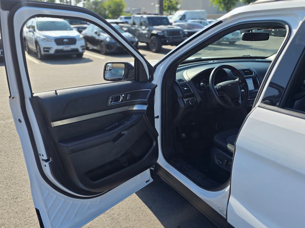 Used 2018 Ford Explorer XLT w/ Equipment Group 201A FWD image 39