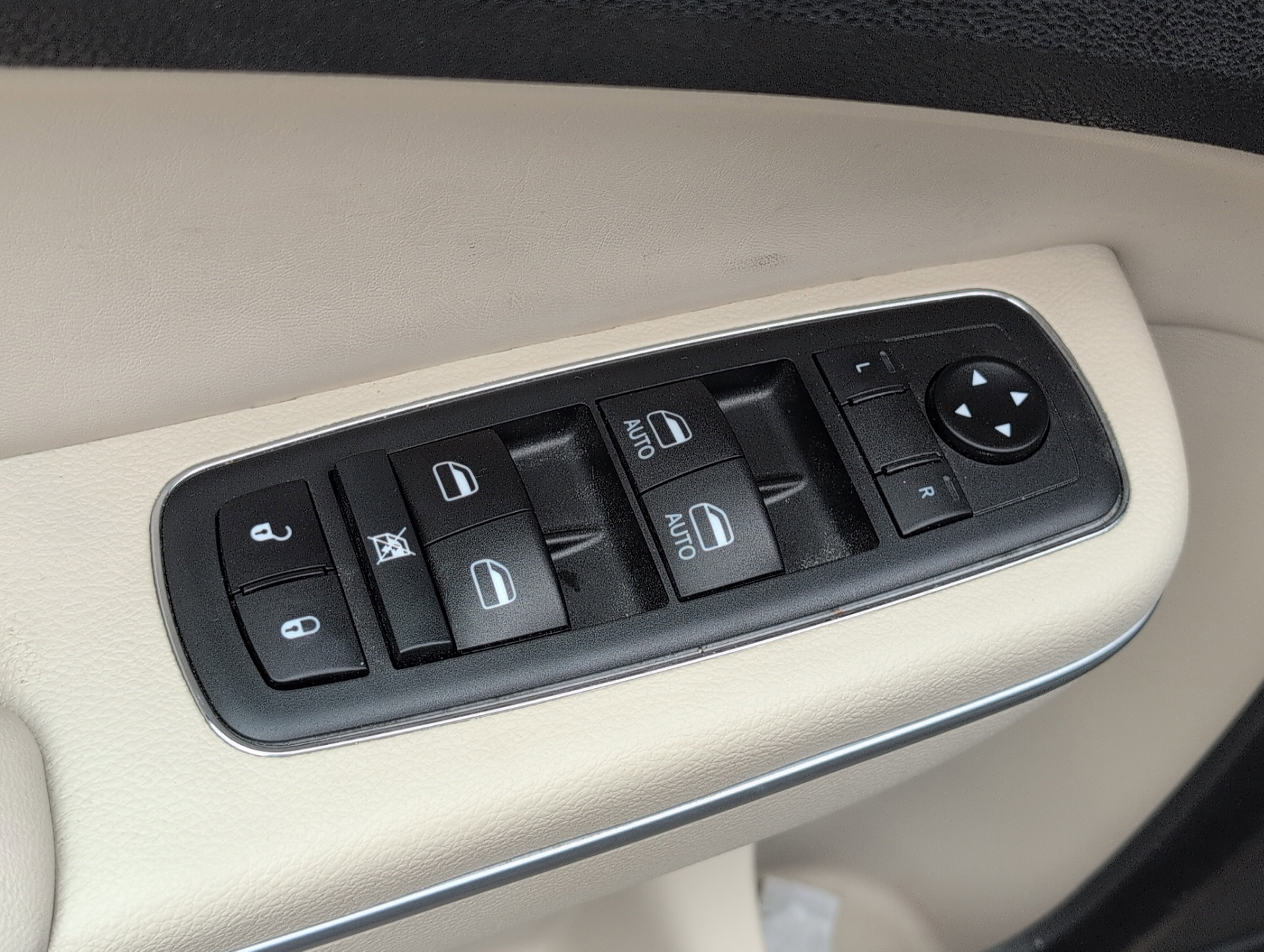 Used 2020 Chrysler 300 Limited w/ Safetytec Plus Group image 16