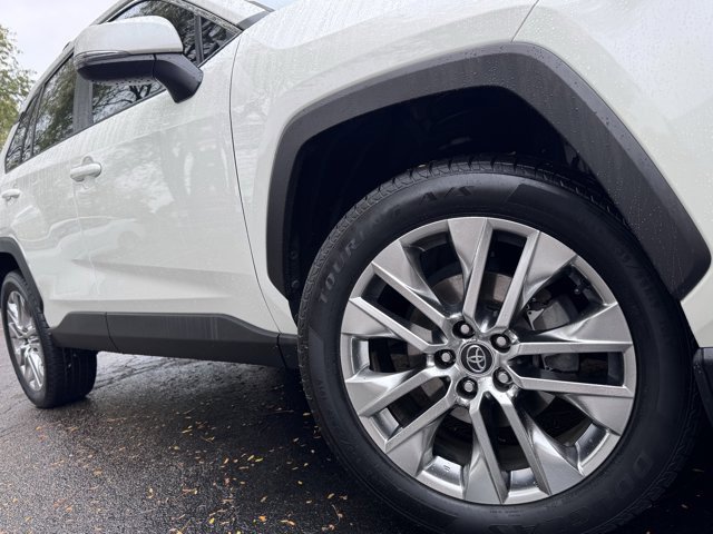 Used 2021 Toyota RAV4 XLE Premium image 7