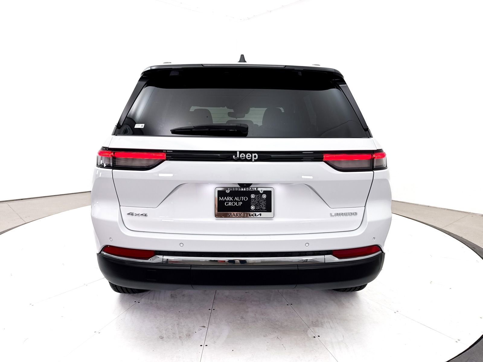 Used 2023 Jeep Grand Cherokee Laredo w/ Luxury Tech Group I AWD/4WD image 15