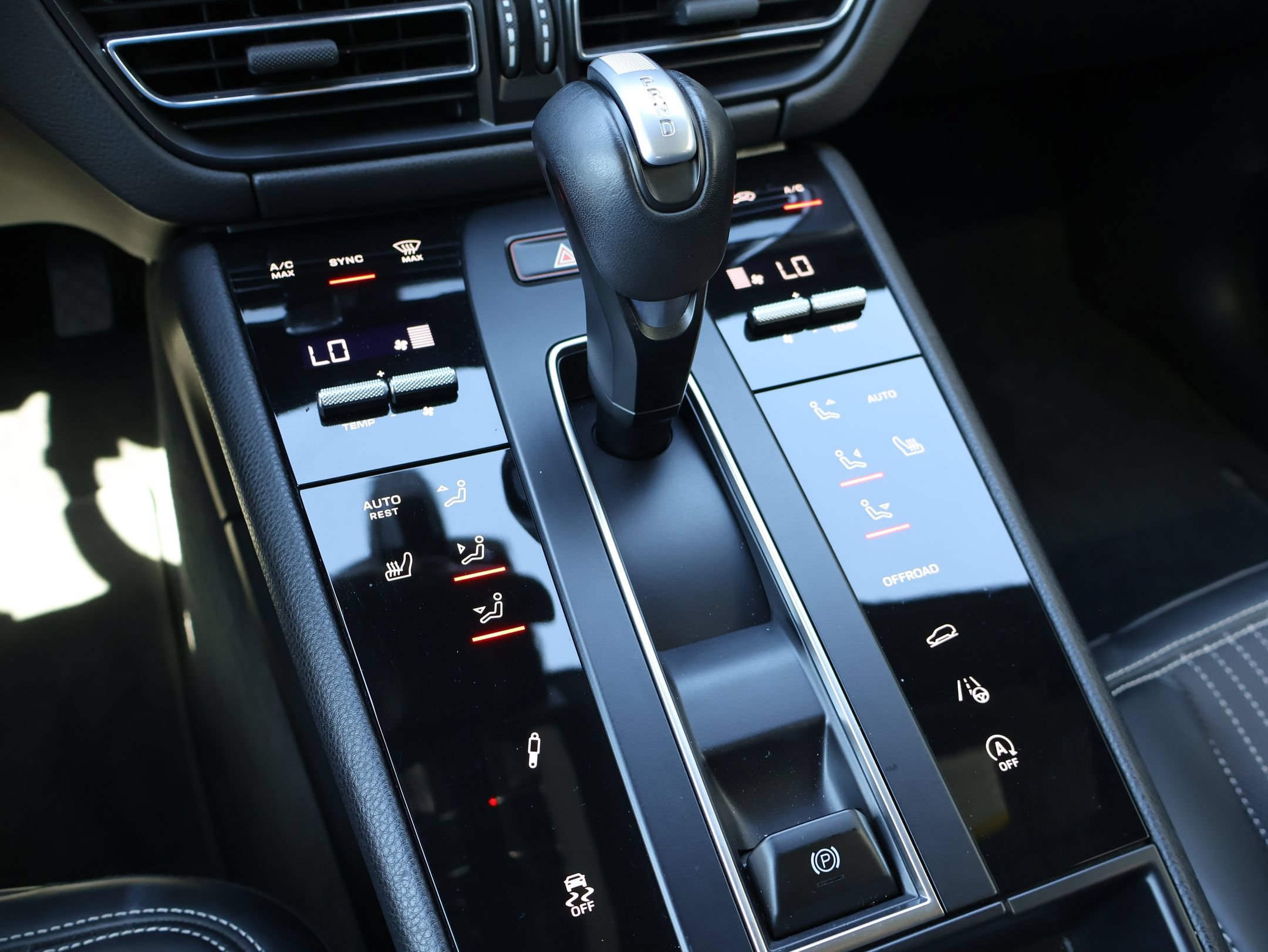 Certified 2024 Porsche Macan Turbo AWD/4WD image 27