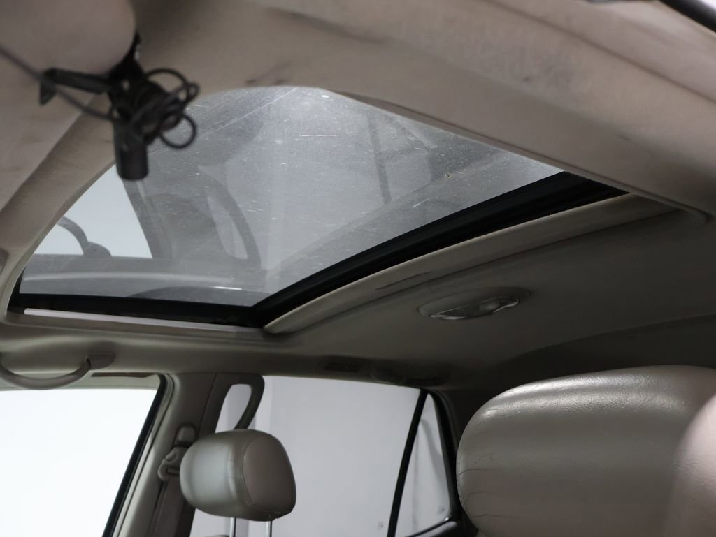 Used 2002 Toyota Sequoia SR5 image 9