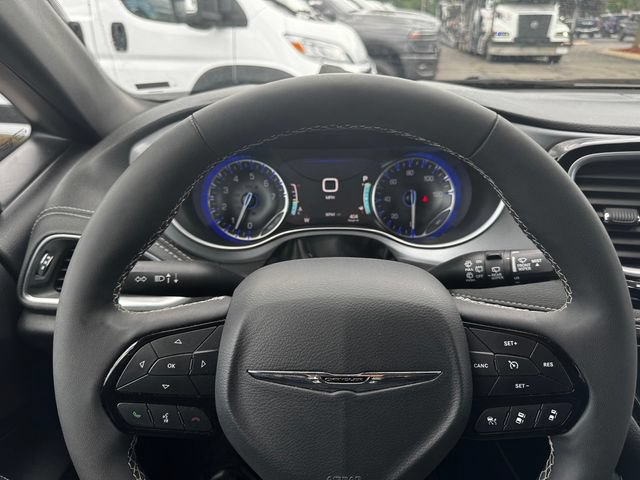 Certified 2025 Chrysler Pacifica Limited FWD image 23