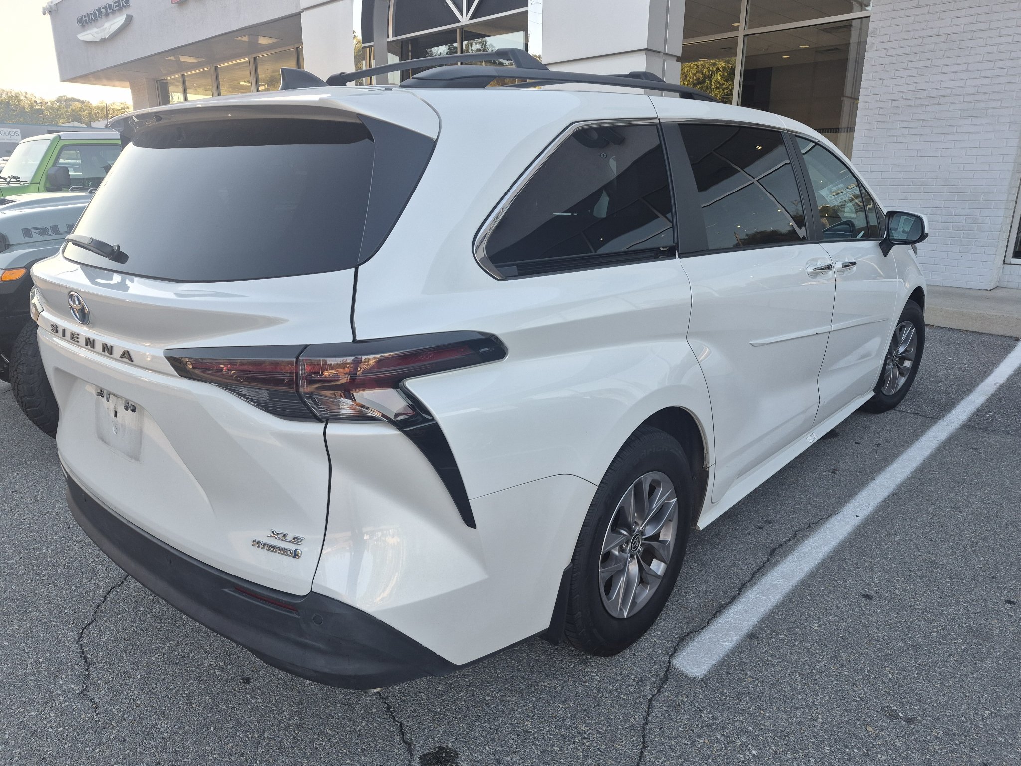 Used 2023 Toyota Sienna XLE FWD image 2