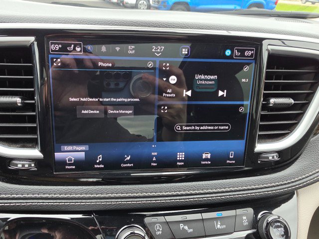 Used 2023 Chrysler Pacifica Limited FWD image 45