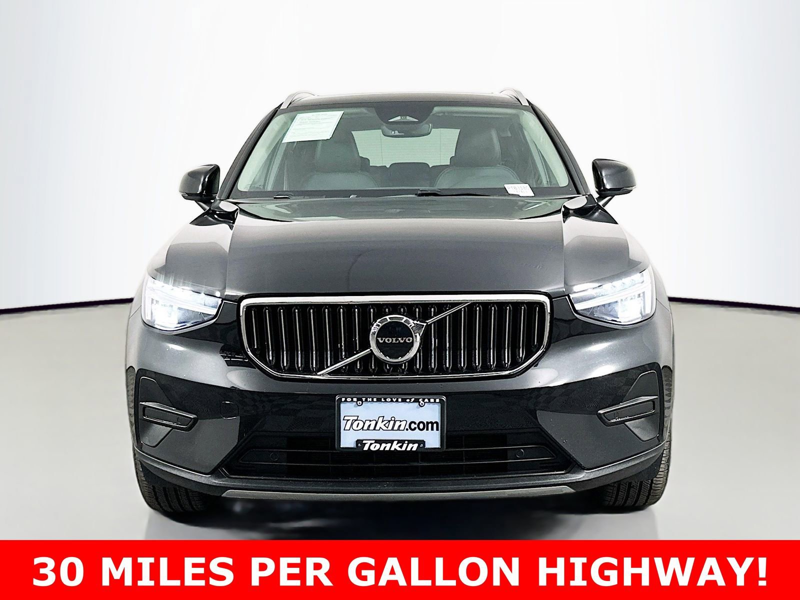 Used 2025 Volvo XC40 B5 Core AWD/4WD image 2