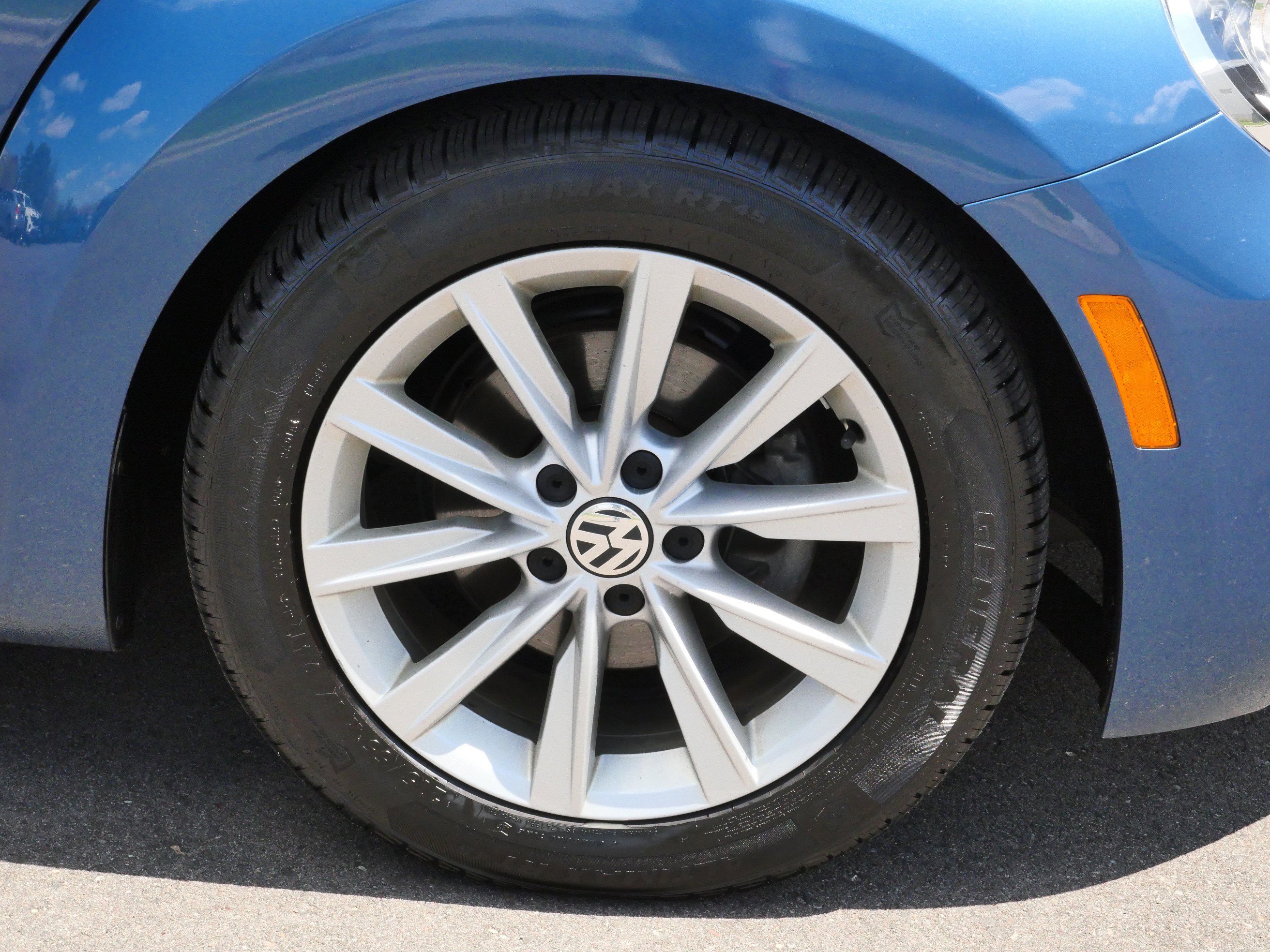 Used 2019 Volkswagen Beetle 2.0T SE FWD image 15