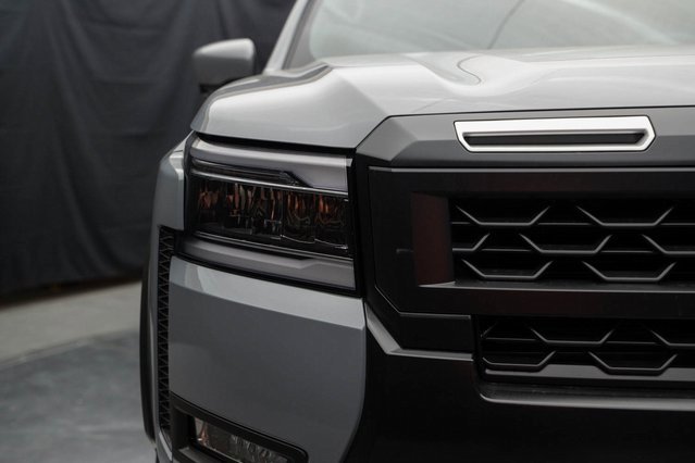 Used 2025 Nissan Frontier PRO-4X w/ Pro Convenience Package image 3