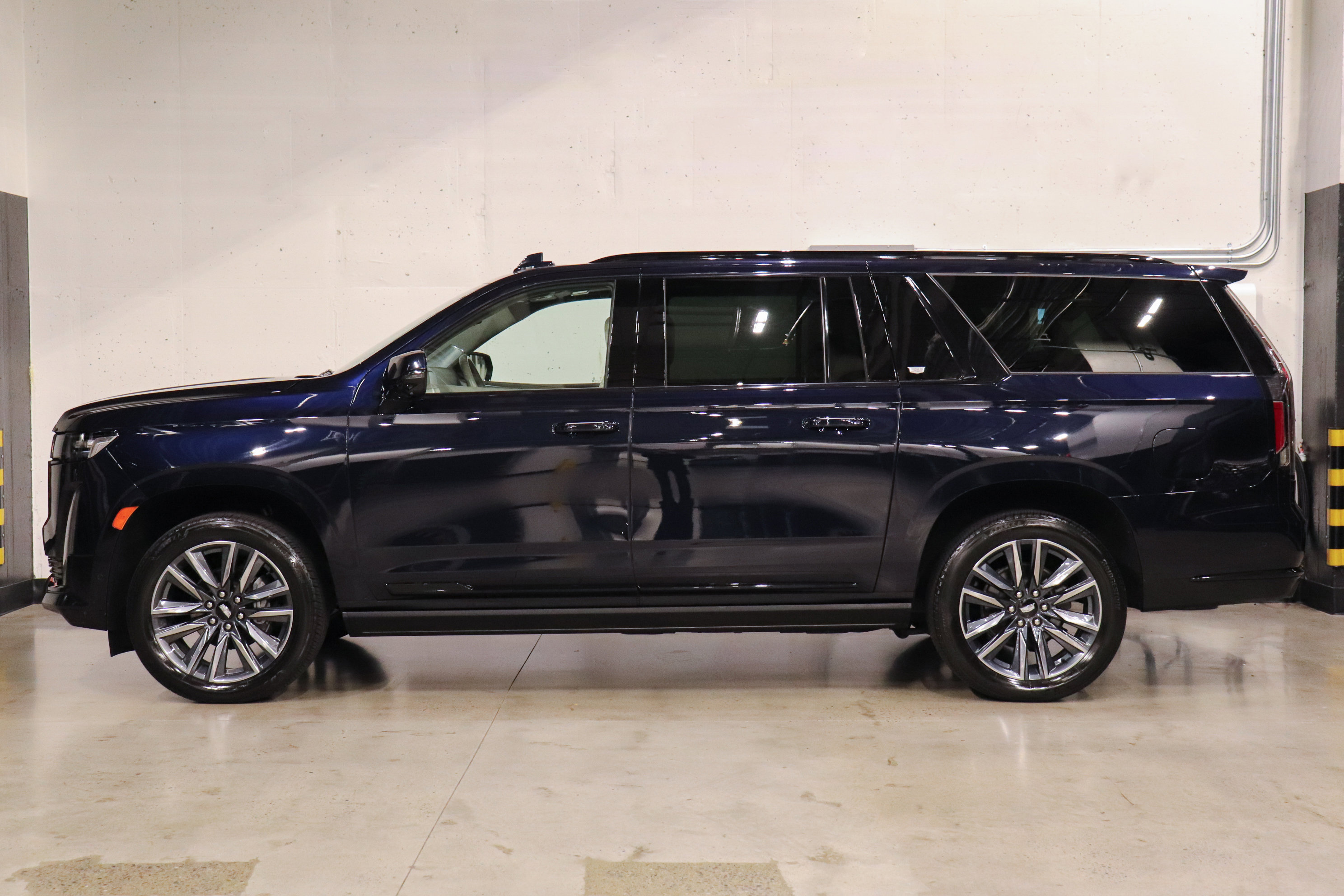 Used 2022 Cadillac Escalade ESV Sport Platinum image 2