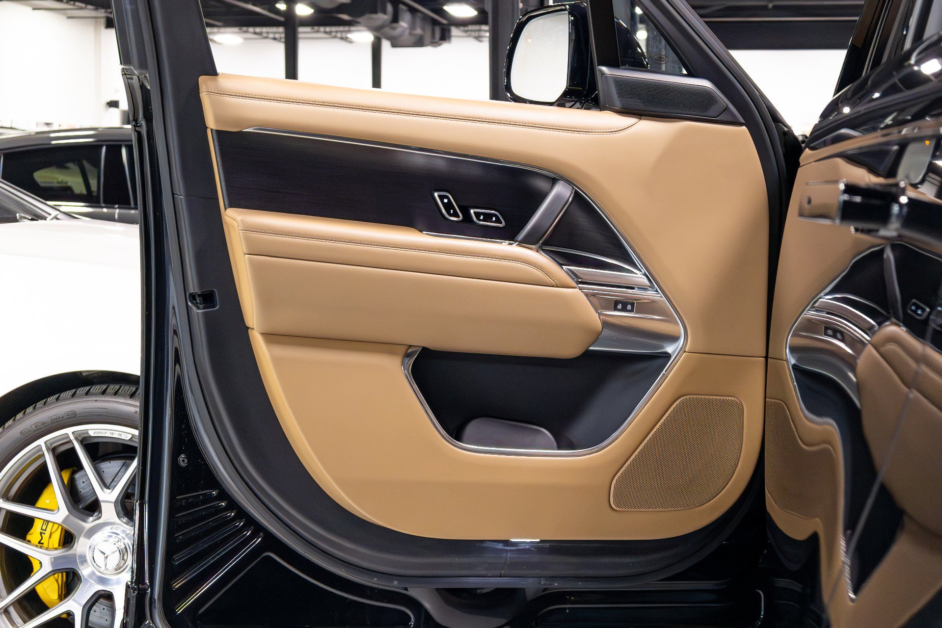 Used 2024 Land Rover Range Rover SE image 4