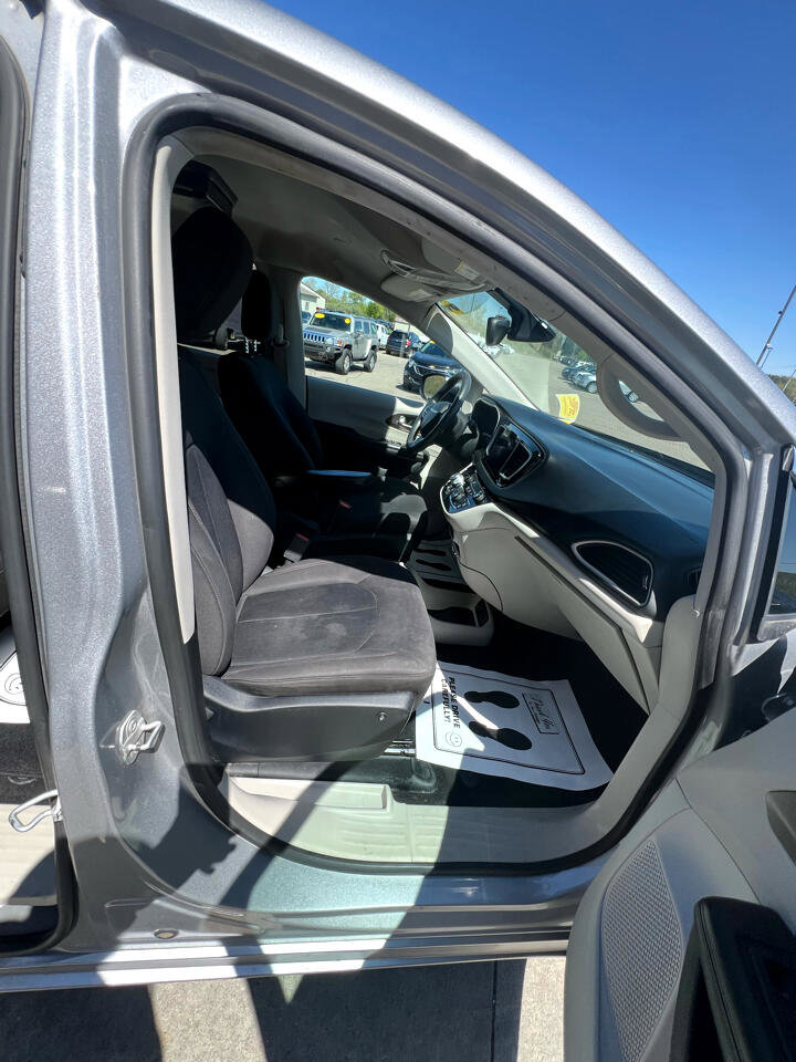 Used 2017 Chrysler Pacifica Touring w/ Tire & Wheel Group image 13