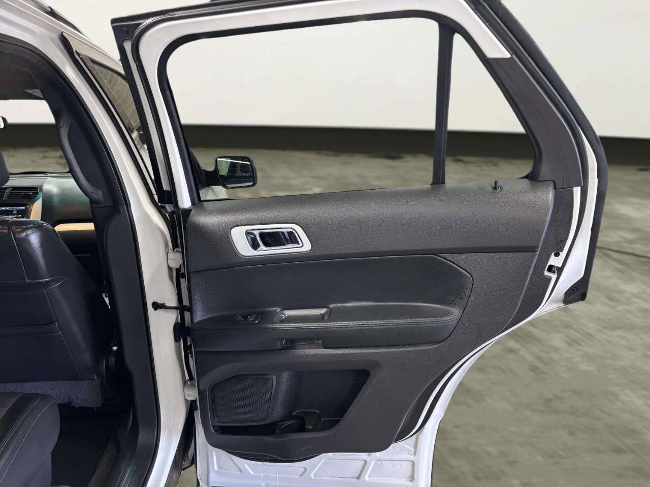 Used 2015 Ford Explorer XLT w/ Equipment Group 202B AWD/4WD image 23