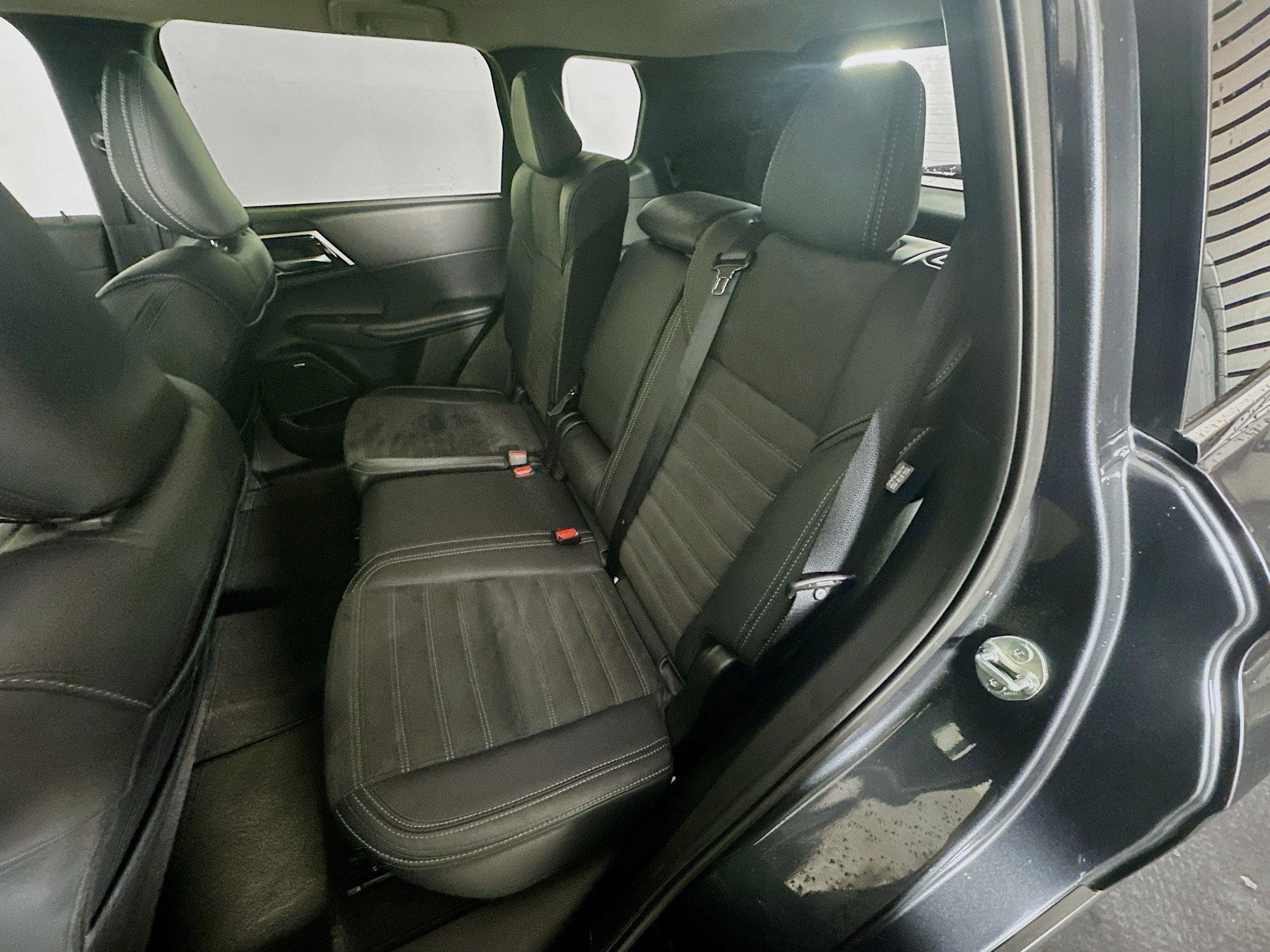 Used 2025 Mitsubishi Outlander SE FWD image 27