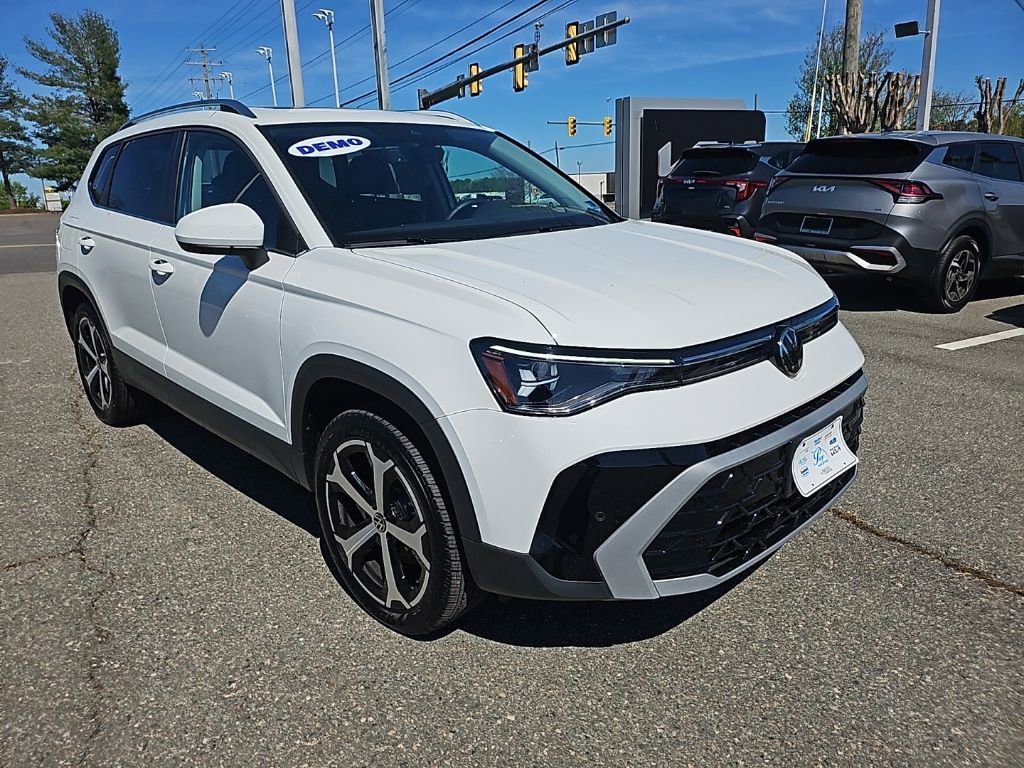 Certified 2025 Volkswagen Taos SEL image 4