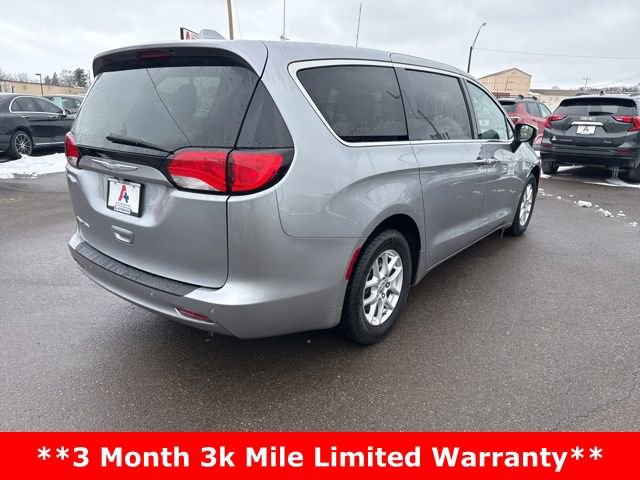 Used 2017 Chrysler Pacifica Touring image 3