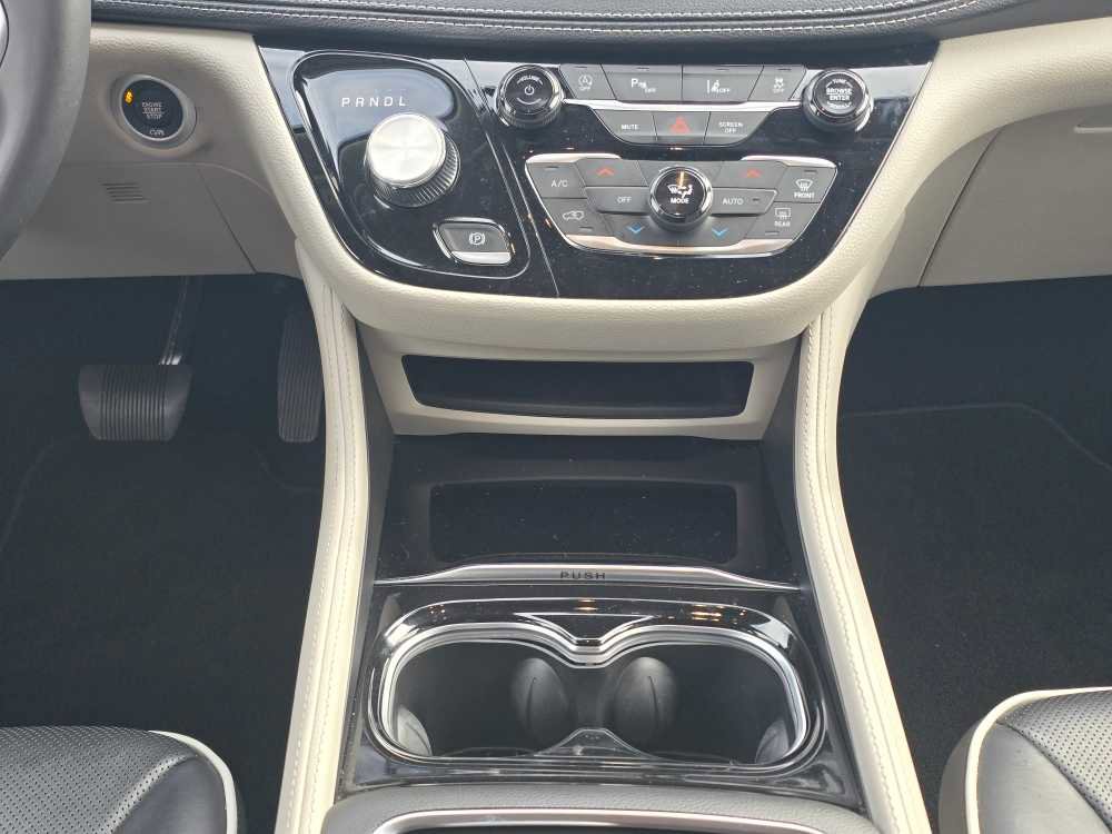 Used 2024 Chrysler Pacifica Limited image 13