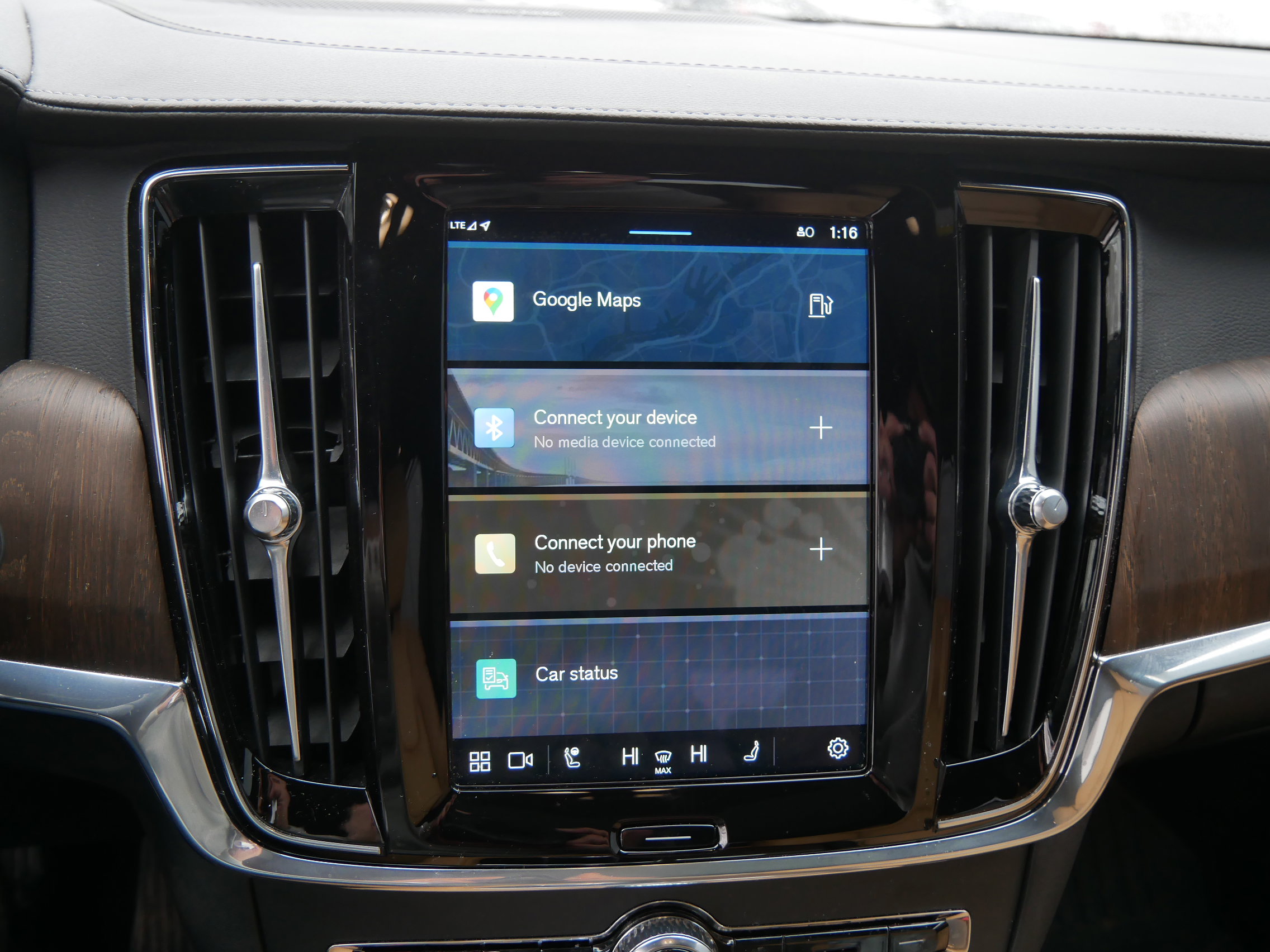 Certified 2024 Volvo V90 B6 Cross Country Ultimate w/ Protection Package Premier image 32